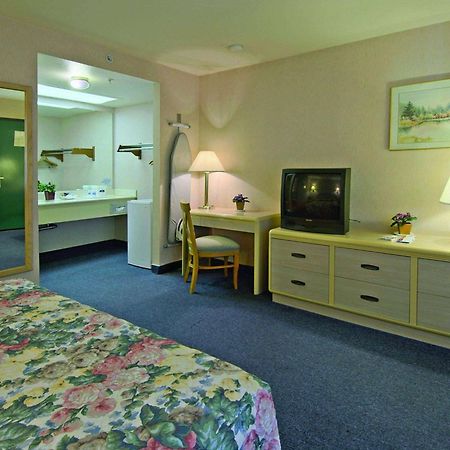 Howard Johnson By Wyndham Norco Exterior foto