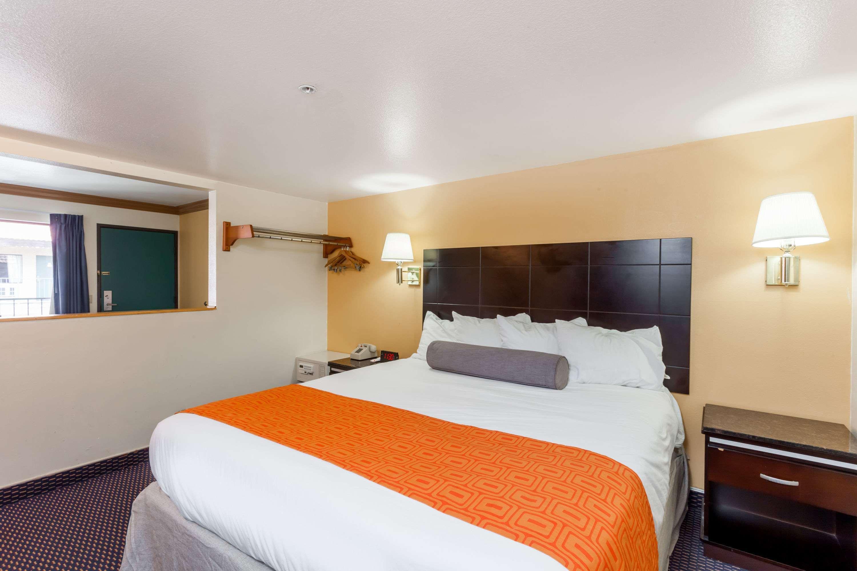 Howard Johnson By Wyndham Norco Exterior foto