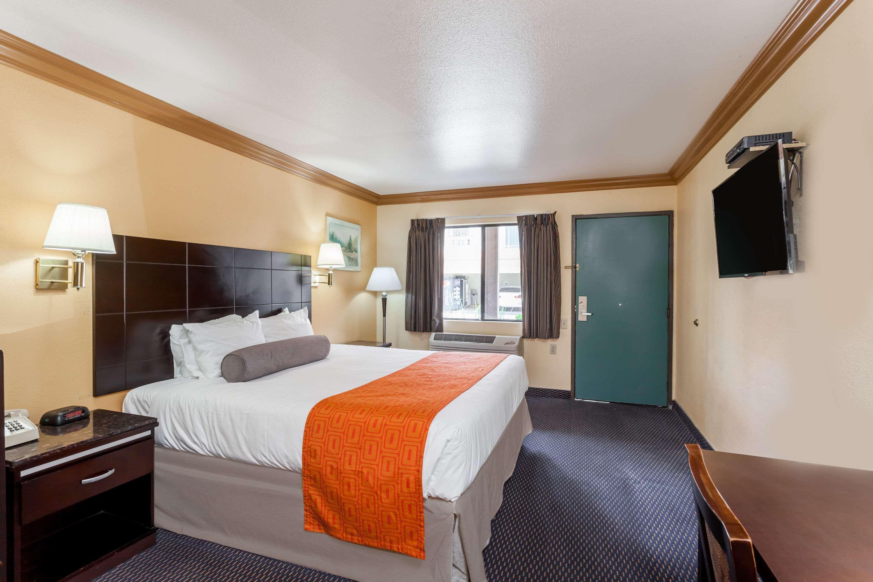 Howard Johnson By Wyndham Norco Exterior foto