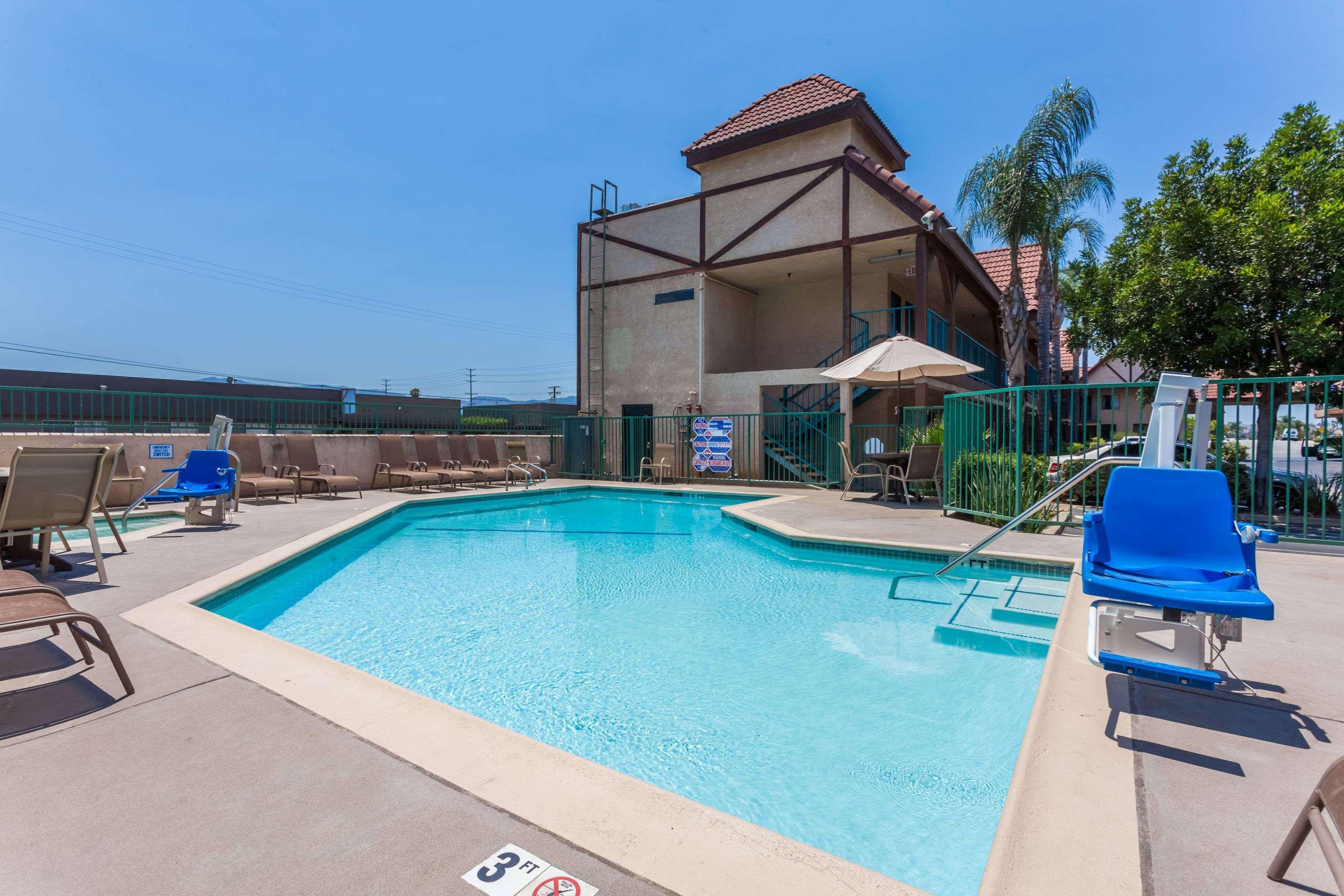 Howard Johnson By Wyndham Norco Exterior foto