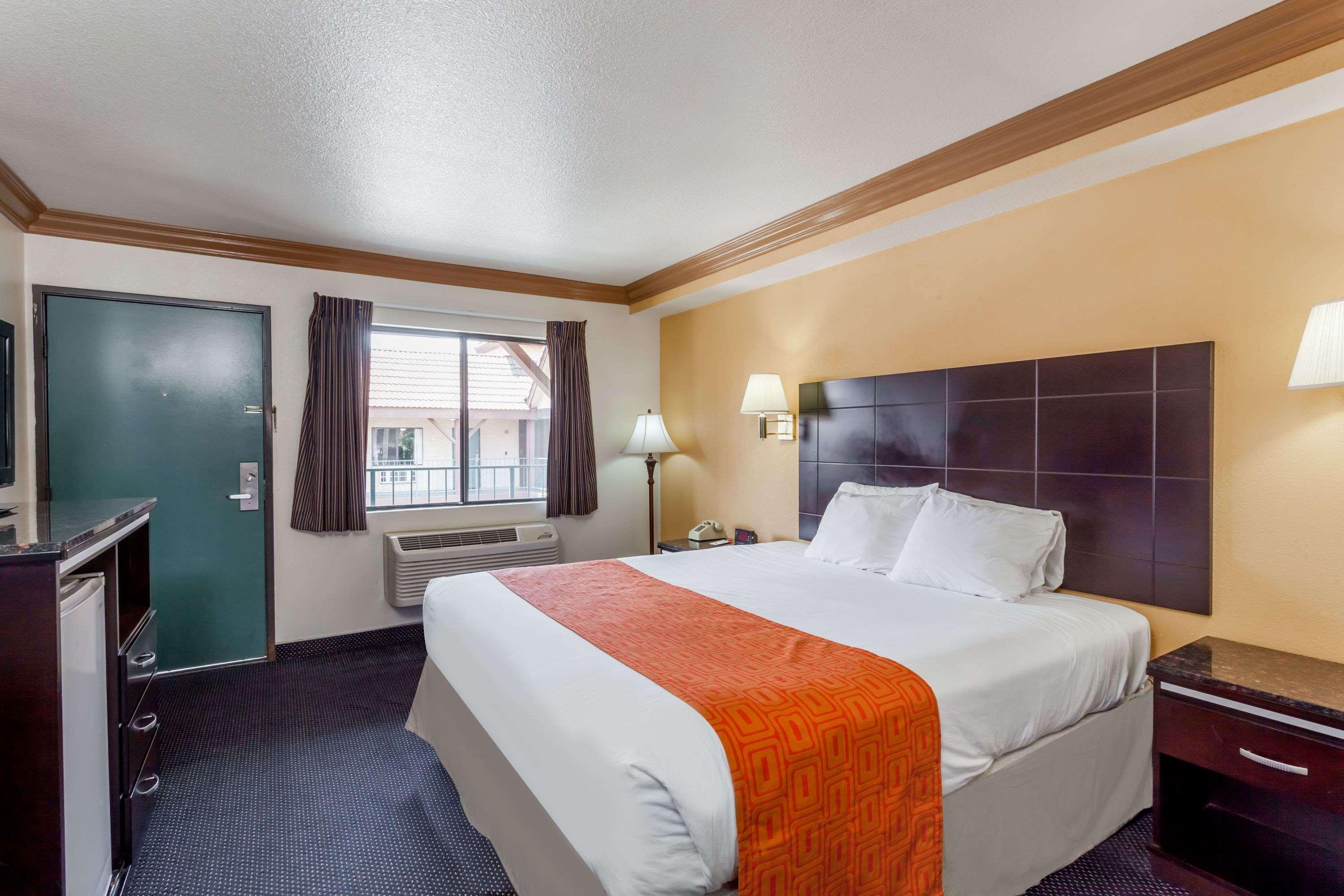 Howard Johnson By Wyndham Norco Exterior foto