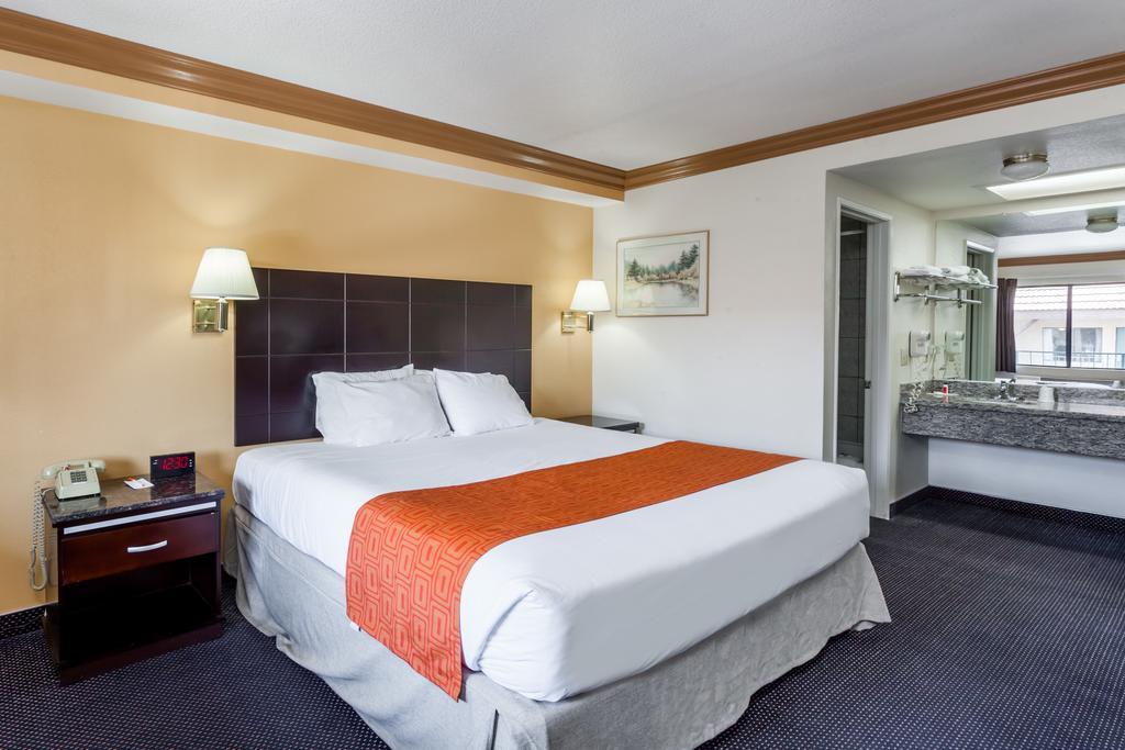 Howard Johnson By Wyndham Norco Exterior foto